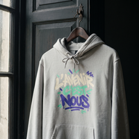 sweat à capuche Gen Z « L'avenir c'est nous » gris cendré suspendu sur un cintre en bois – sweat Gen Z original CHT'M