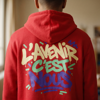 Gros plan du print sur le sweat à capuche Gen Z « L'avenir c'est nous » rouge porté