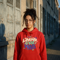 Lycéenne portant le sweat à capuche Gen Z « L'avenir c'est nous » rouge dans la rue – sweat Gen Z pas cher