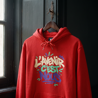 sweat à capuche Gen Z « L'avenir c'est nous » rouge suspendu sur un cintre en bois – sweat Gen Z original CHT'M