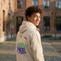 Lycéen de dos portant le sweat à capuche Gen Z « L'avenir c'est nous » crème, grand print dans le dos – sweat manif original