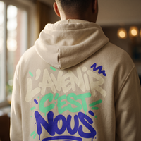 Lycéenne portant le sweat à capuche Gen Z « L'avenir c'est nous » crème dans la rue – sweat Gen Z pas cher