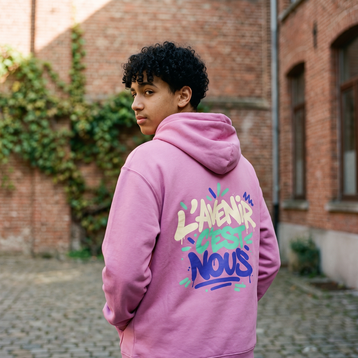 Lycéen de dos portant le sweat à capuche Gen Z rose, grand print dans le dos