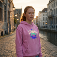 Lycéenne portant le sweat à capuche Gen Z rose le long d'un canal à Gand
