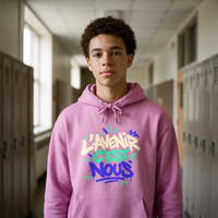 Lycéen portant le sweat à capuche Gen Z rose dans un couloir de lycée