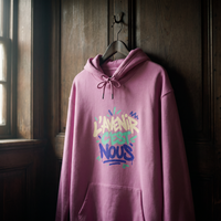 Sweat à capuche Gen Z rose L'avenir c'est nous suspendu sur un cintre en bois