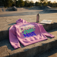 Dos du sweat à capuche Gen Z rose posé sur les marches d'un skatepark, grand graffiti L'avenir c'est nous