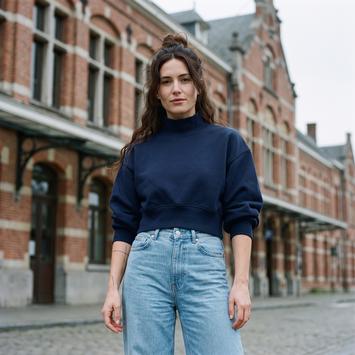 Sweat col montant femme crop top original bleu marine — look streetwear porté en ville en Belgique, CHT'M Boutique