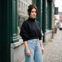Sweat col montant femme crop top original noir — look streetwear porté en ville en Belgique, CHT'M Boutique