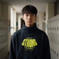 Lycéen portant le sweat col montant Gen Z « Stay Strong la Gène Z » noir dans un couloir de lycée – sweat original
