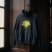sweat col montant Gen Z « Stay Strong la Gène Z » noir suspendu sur un cintre en bois – sweat Gen Z original CHT'M
