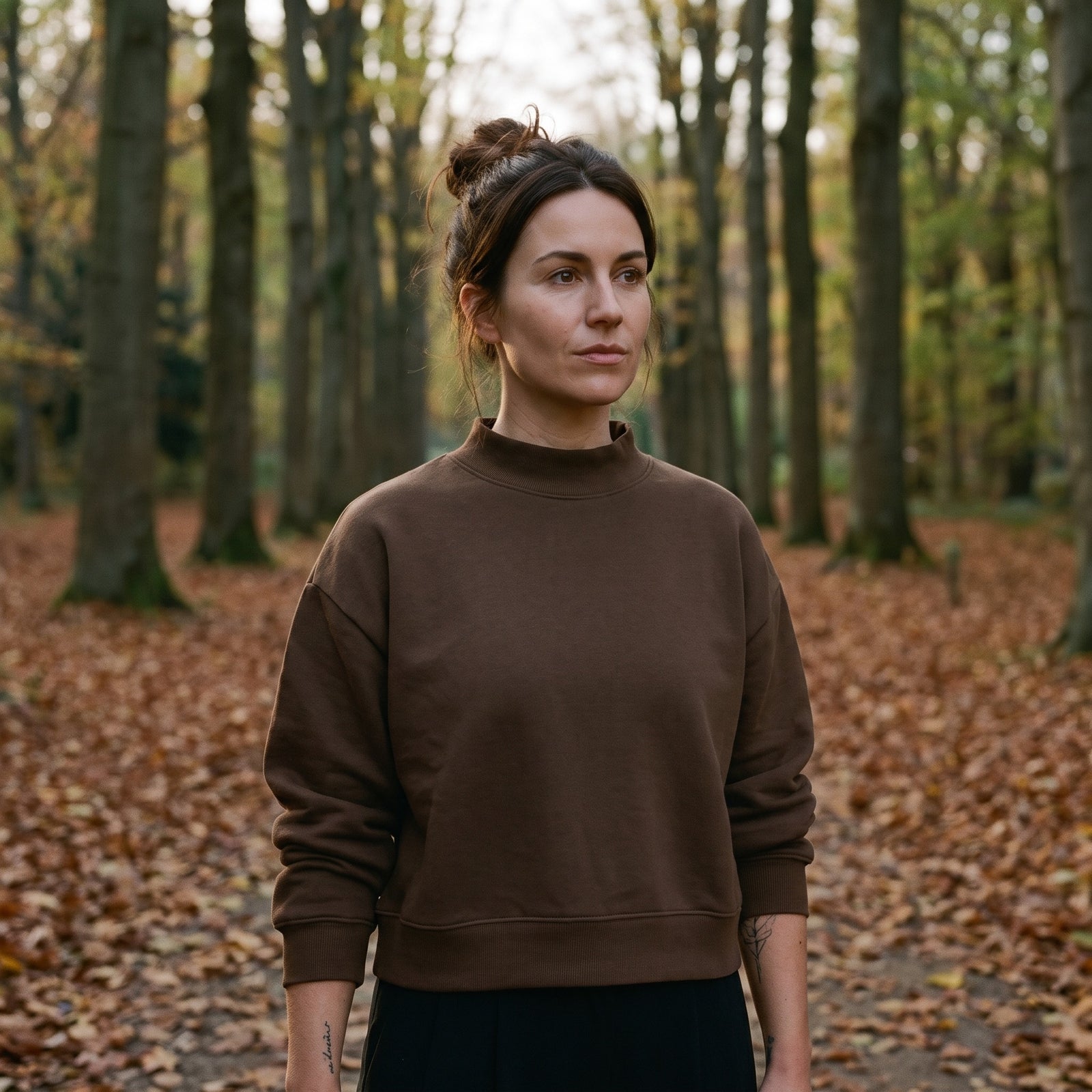 Femme portant le sweat crop col montant original CHT'M marron, dans une allée d'automne
