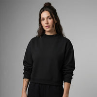 Femme portant le sweat crop col montant original CHT'M en studio, coloris noir