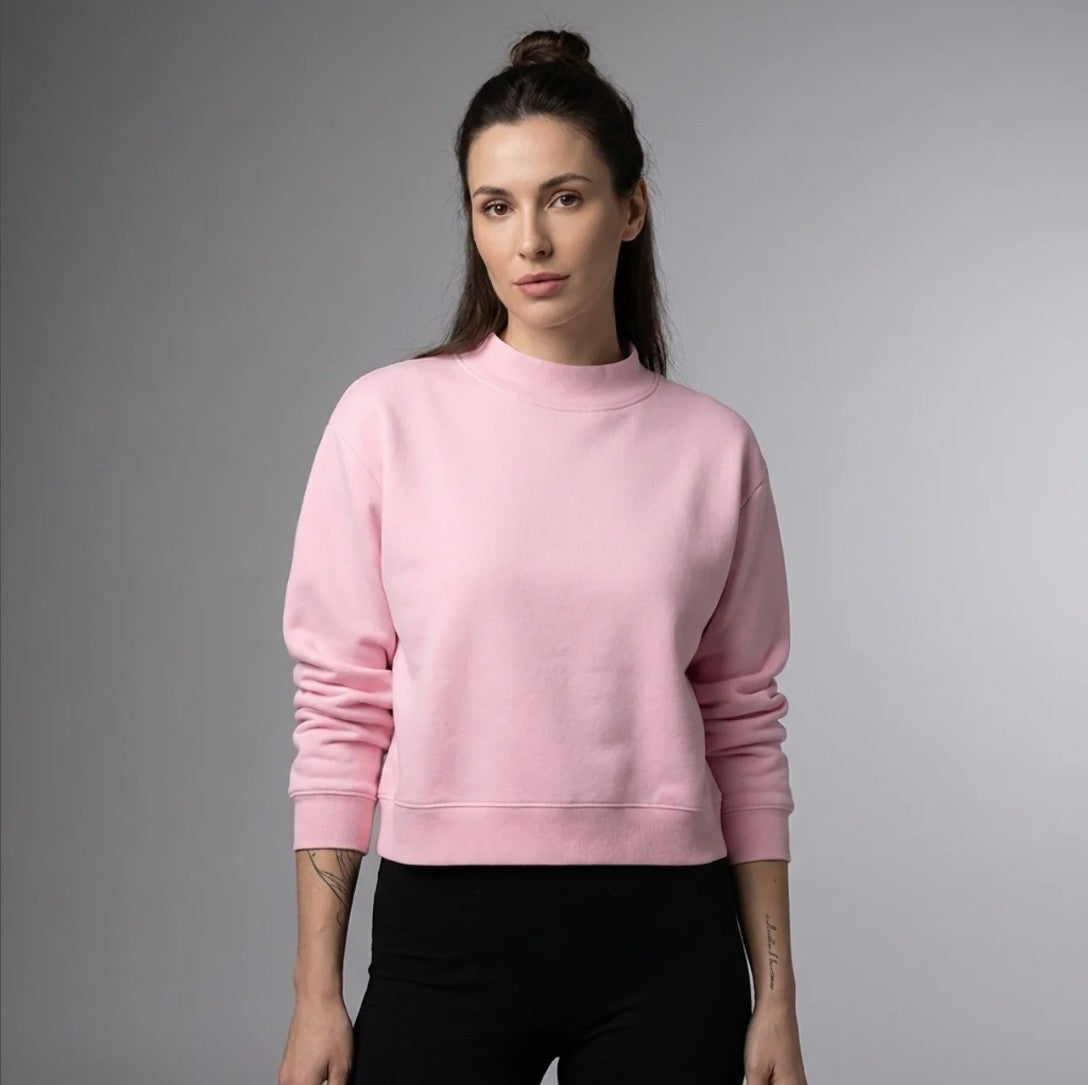 Femme portant le sweat crop col montant original CHT'M en studio, coloris rose