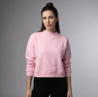Femme portant le sweat crop col montant original CHT'M en studio, coloris rose