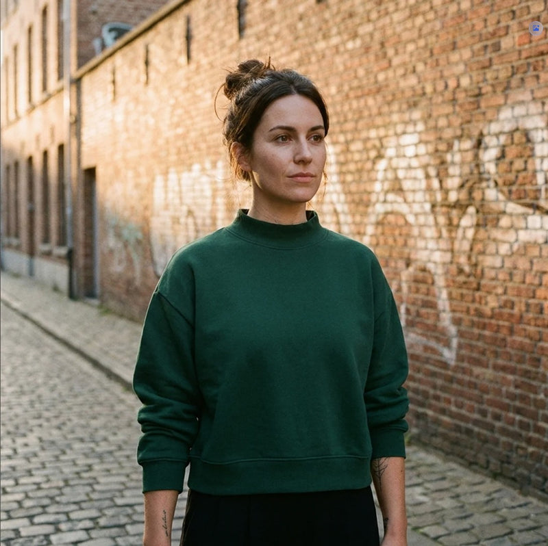 Femme portant le sweat crop col montant original CHT'M en rue, coloris vert foncé