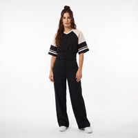 Femme portant le sweat crop raglan original femme noir / abricot, photo studio fond blanc