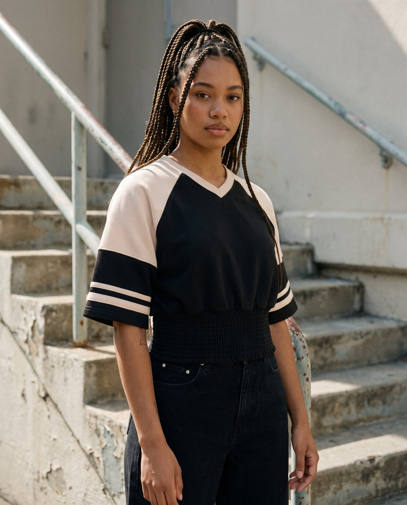 Sweat crop raglan femme col V varsity CHT'M porté en ville — taille smockée