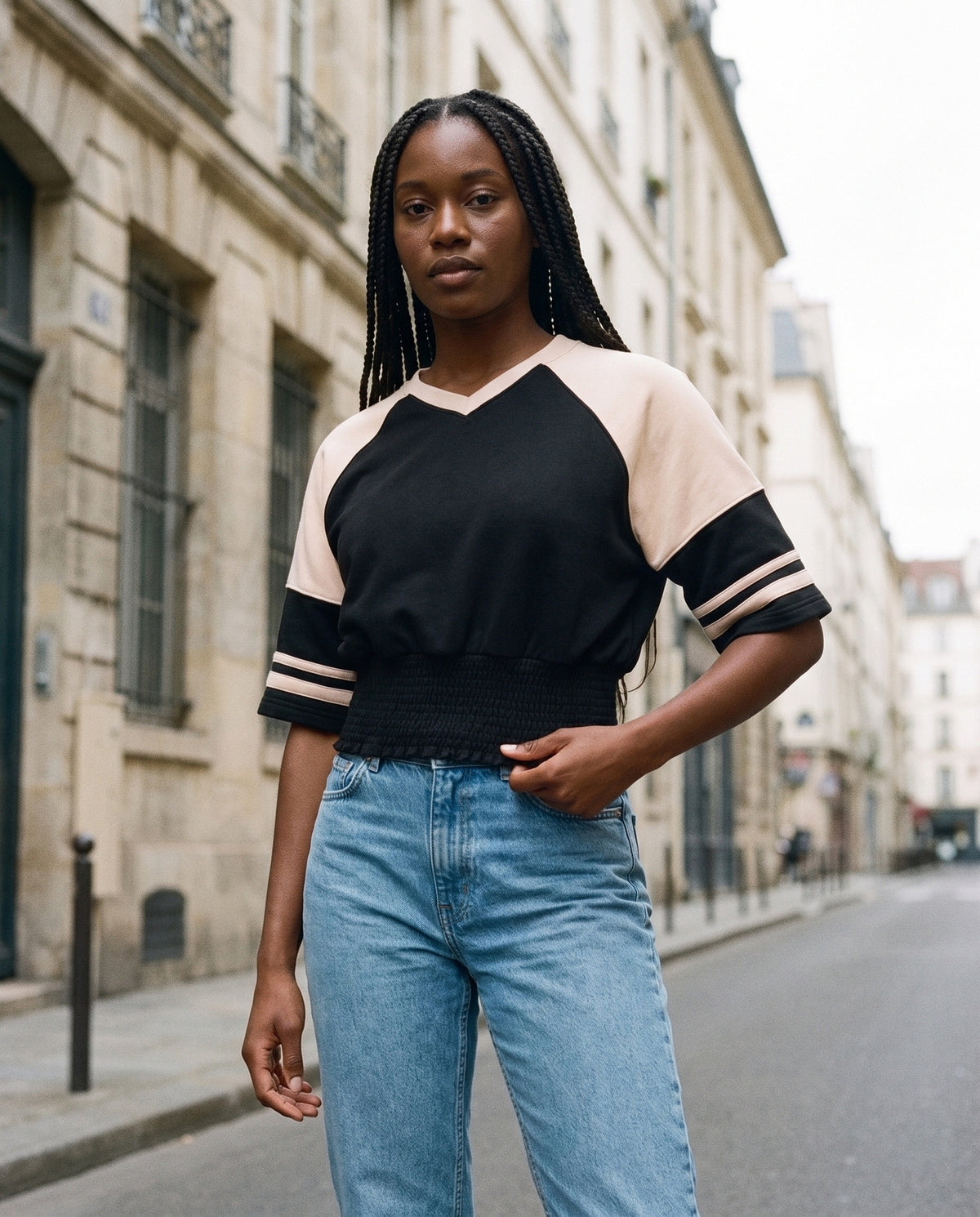 Sweat crop raglan femme noir et abricot col V varsity CHT'M porté en ville