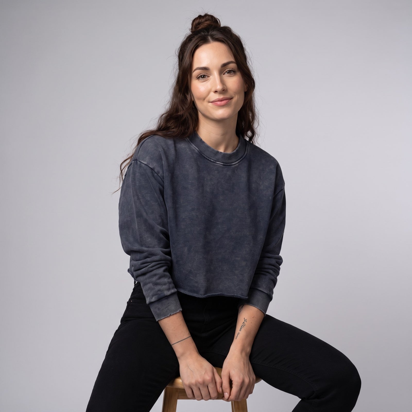 Sweat crop top original femme bleu délavé porté par une mannequin CHT'M