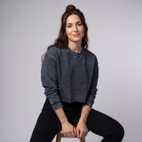 Sweat crop top original femme bleu délavé porté par une mannequin CHT'M