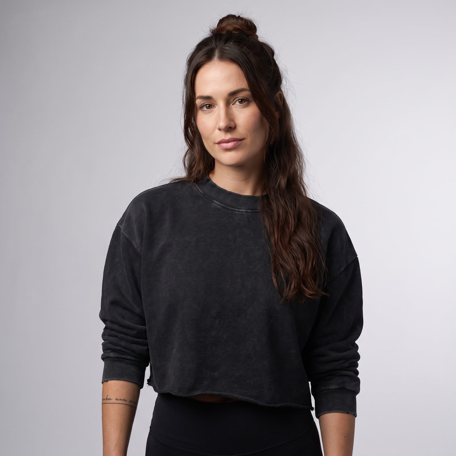 Sweat crop top original femme noir délavé porté par une mannequin CHT'M