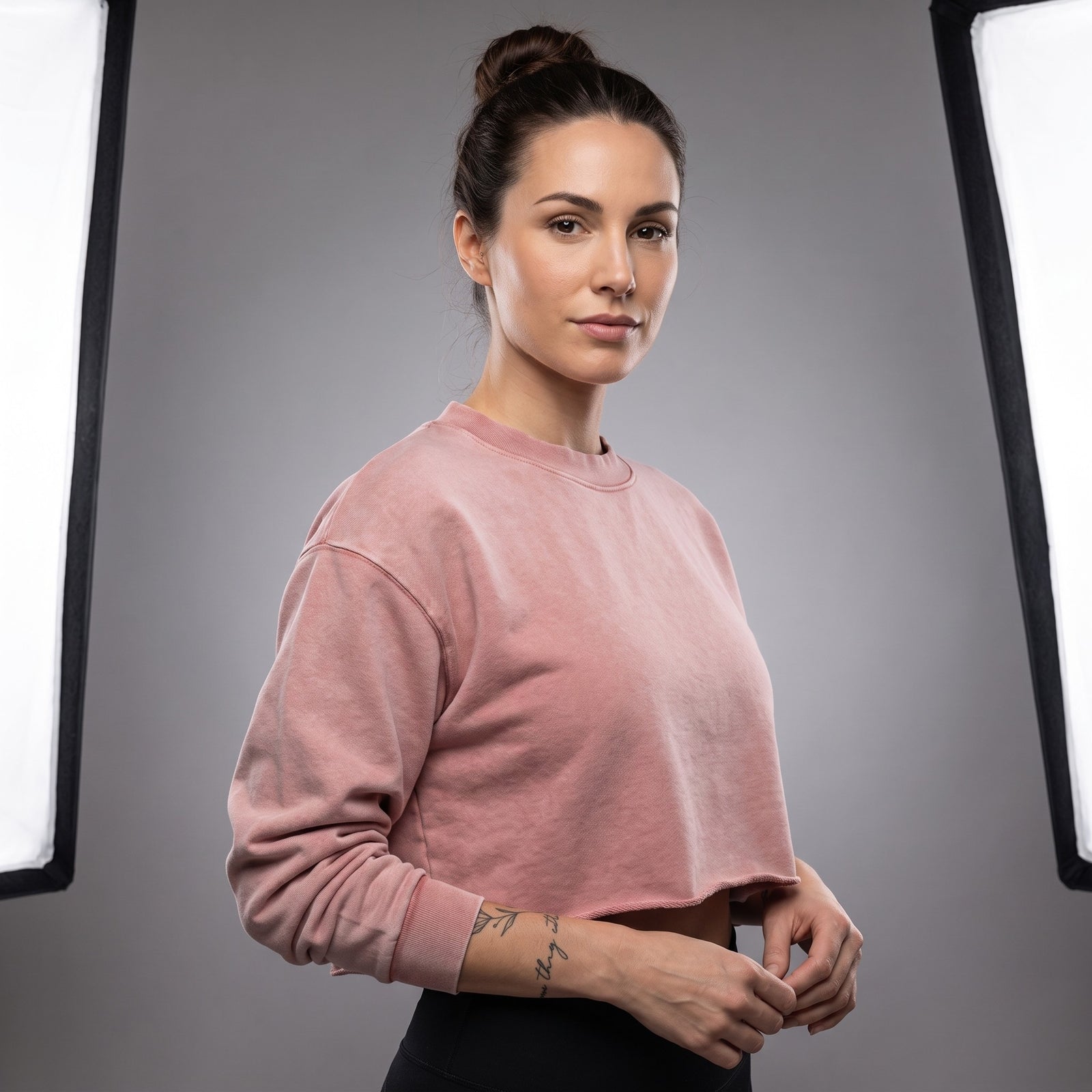 Sweat crop top original femme rose délavé porté par une mannequin CHT'M