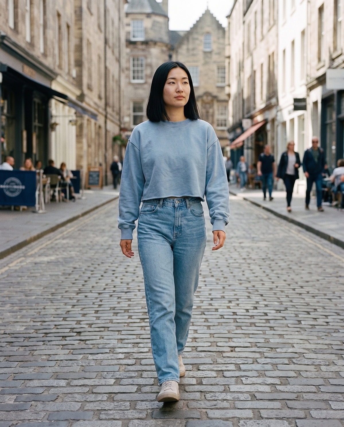 Sweat crop top femme bleu délavé CHT'M porté en ville — coton épais 380 g