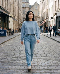 Sweat crop top femme bleu délavé CHT'M porté en ville — coton épais 380 g