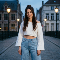 Sweat crop top femme épaules dénudées original blanc — look streetwear porté en ville en Belgique, CHT'M Boutique