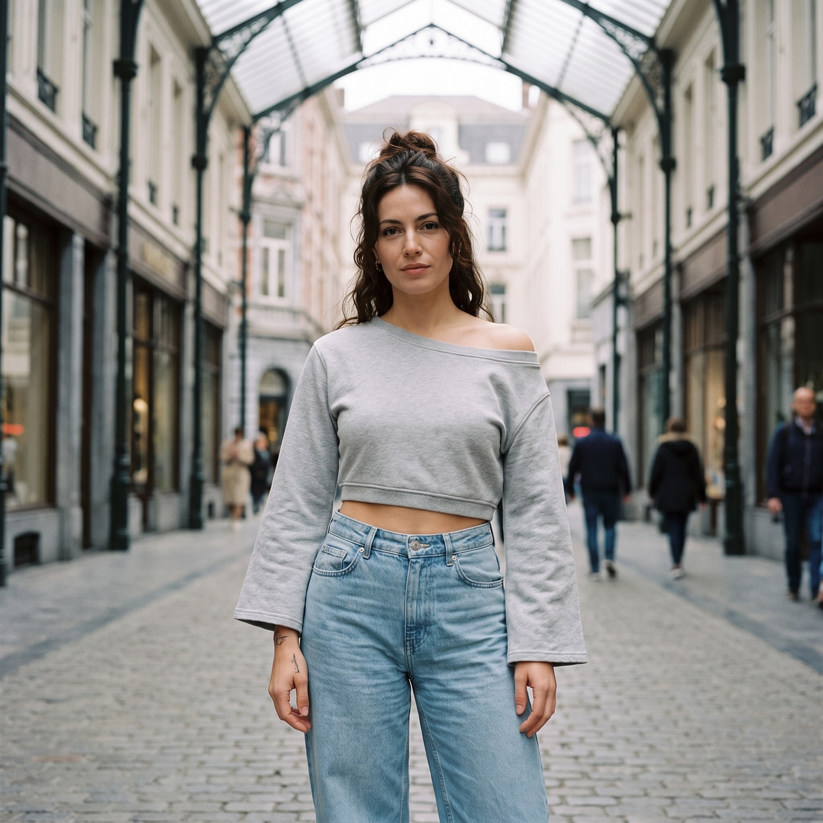 Sweat crop top femme épaules dénudées original gris chiné — look streetwear porté en ville en Belgique, CHT'M Boutique