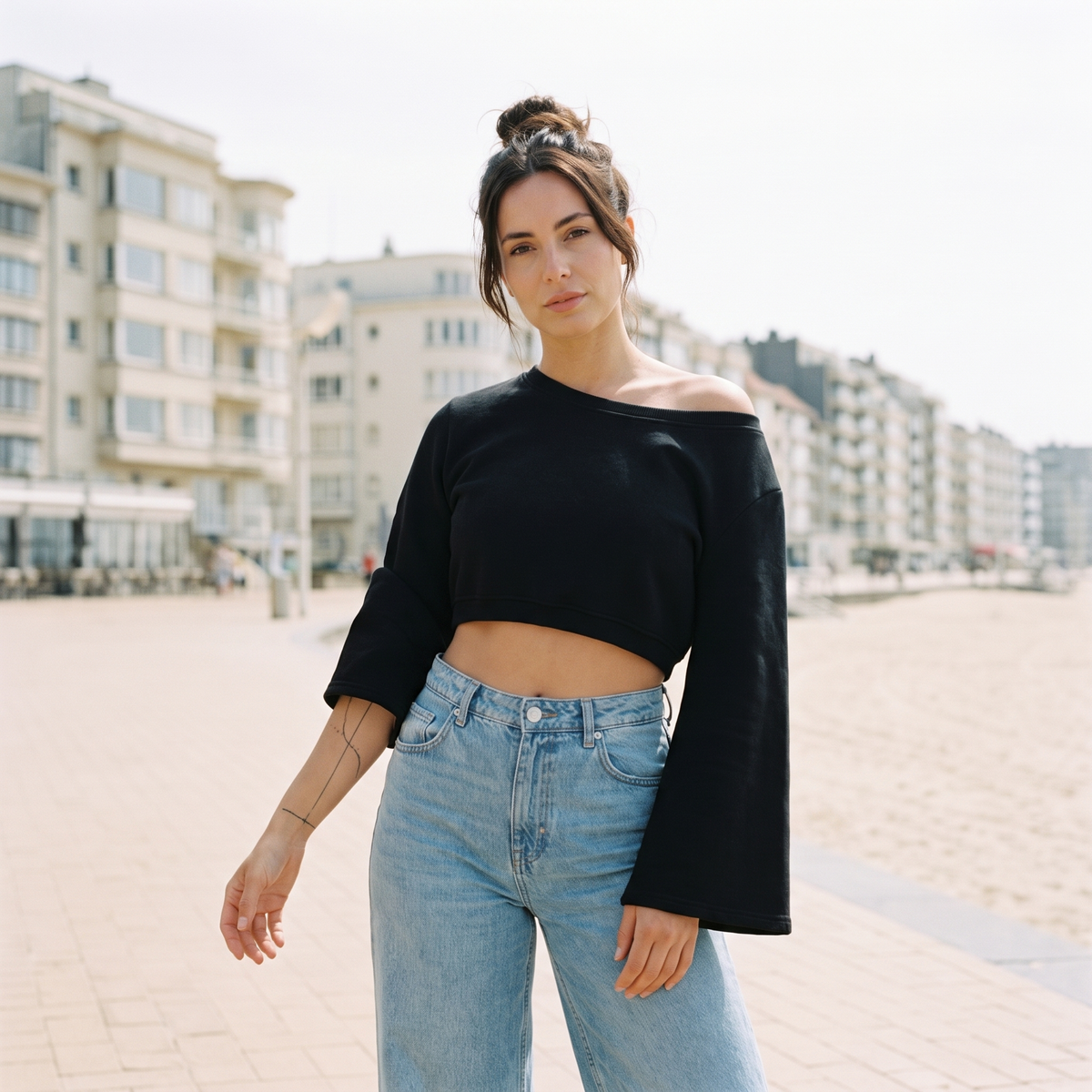 Sweat crop top femme épaules dénudées original noir — look streetwear porté en ville en Belgique, CHT'M Boutique