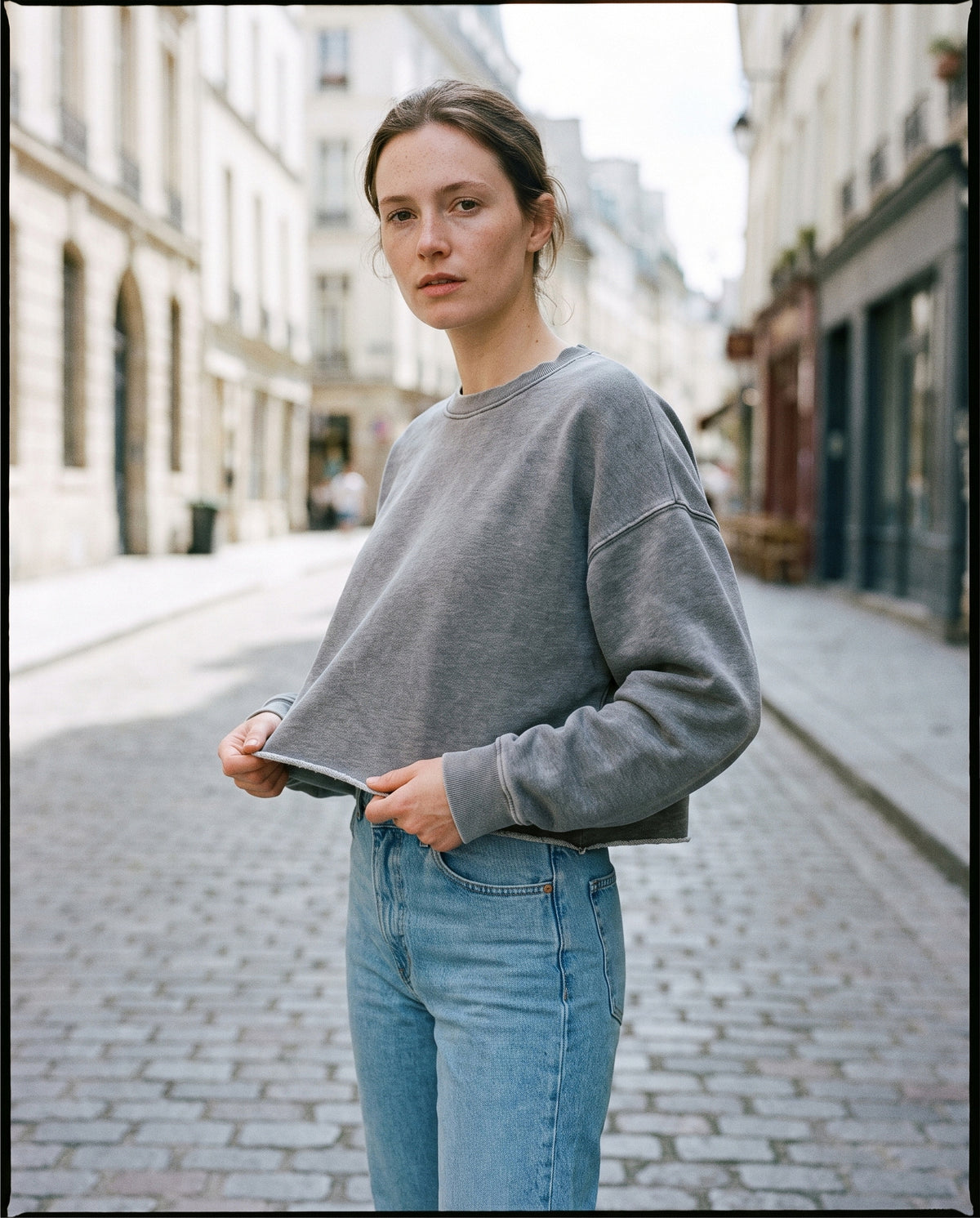 Sweat crop top femme gris délavé CHT'M porté en ville — coton épais 380 g