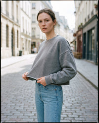 Sweat crop top femme gris délavé CHT'M porté en ville — coton épais 380 g