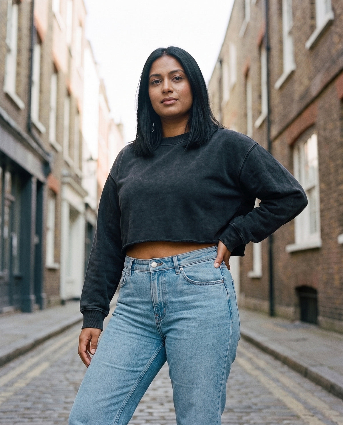 Sweat crop top femme noir délavé CHT'M porté en ville — coton épais 380 g