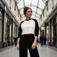 Sweat crop top femme raglan bicolore original blanc cassé — look streetwear porté en ville en Belgique, CHT'M Boutique