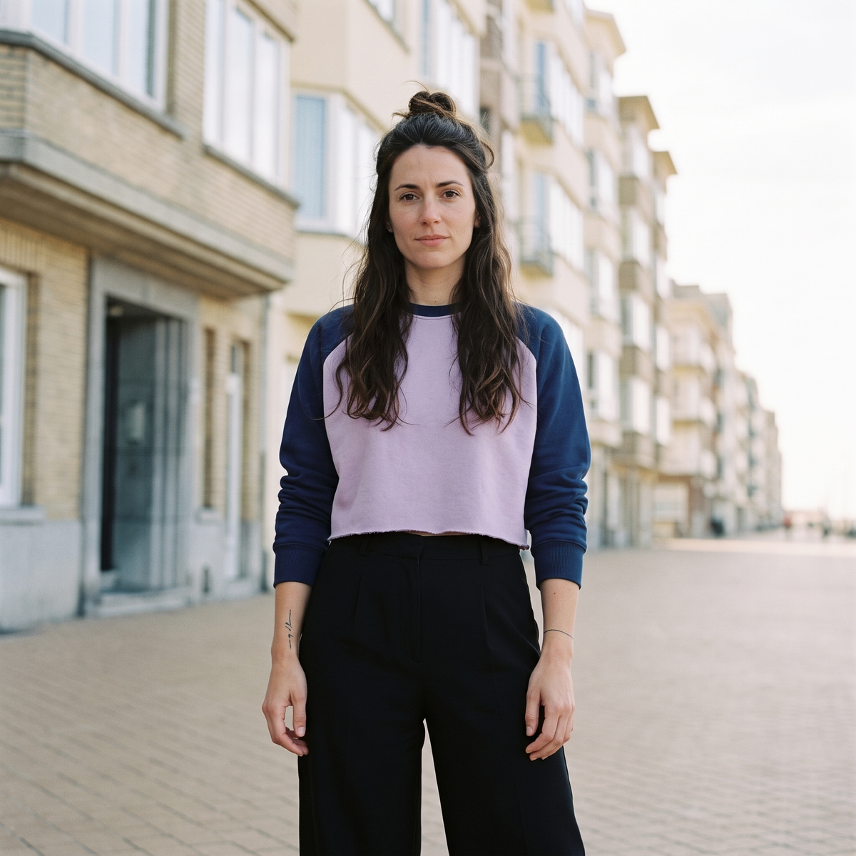 Sweat crop top femme raglan bicolore original lilas — look streetwear porté en ville en Belgique, CHT'M Boutique
