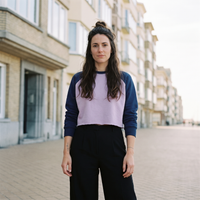 Sweat crop top femme raglan bicolore original lilas — look streetwear porté en ville en Belgique, CHT'M Boutique