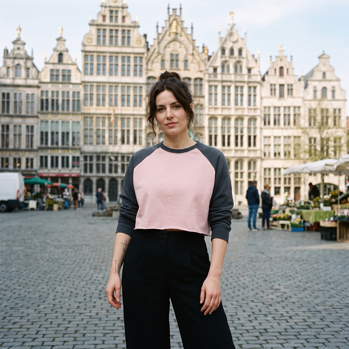Sweat crop top femme raglan bicolore original rose — look streetwear porté en ville en Belgique, CHT'M Boutique
