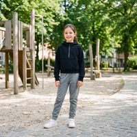 Sweat demi-zip à capuche enfant fille original noir — look streetwear porté en ville en Belgique, CHT'M Boutique