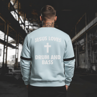 Dos du sweat bleu ciel avec le lettrage Jesus Loves Drum and Bass