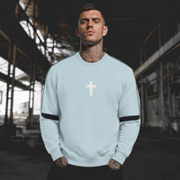 Homme portant le sweat Drum and Bass original bleu ciel dans une friche industrielle