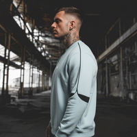 Profil du sweat oversized Drum and Bass bleu ciel à bandes noires