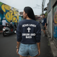 Femme portant le sweat Drum and Bass bleu marine, vue de dos en rue