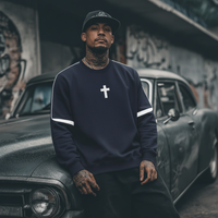 Homme portant le sweat Drum and Bass original bleu marine, croix blanche sur la poitrine