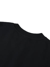 Gros plan du col rond du sweat Drum and Bass original noir