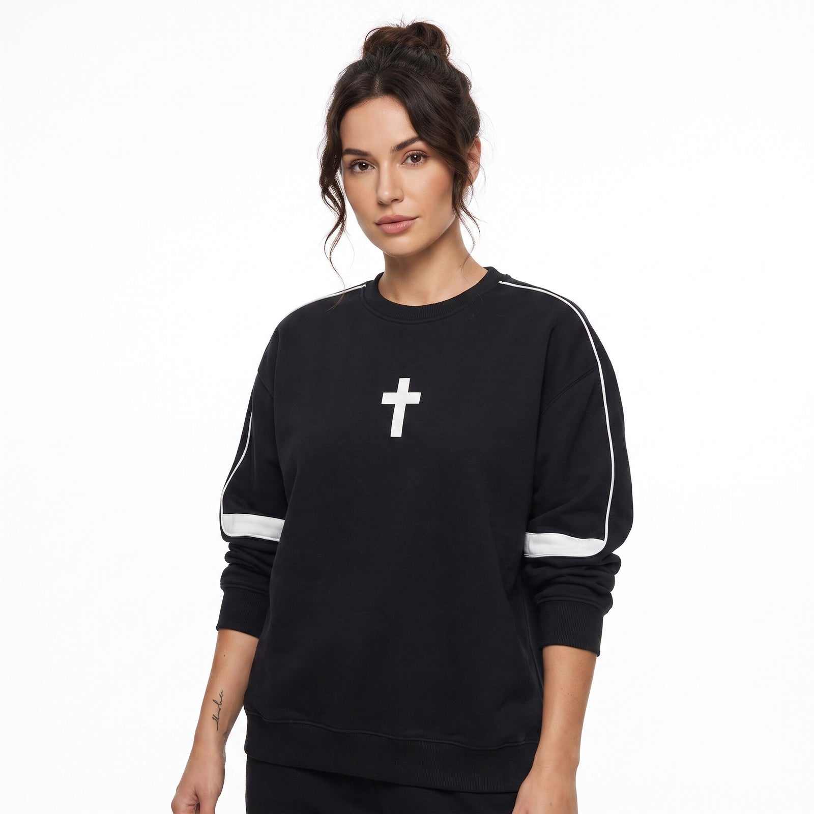 Femme portant le sweat Drum and Bass original noir oversized en studio