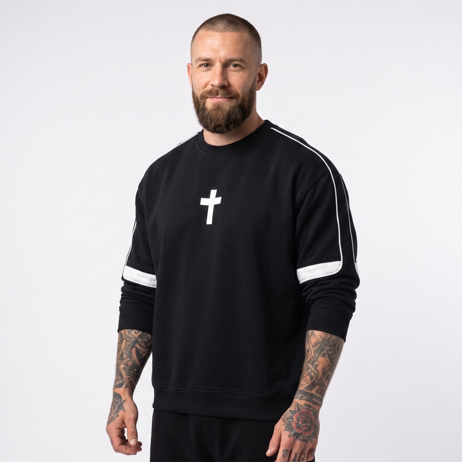 Homme portant le sweat Drum and Bass original noir, croix blanche sur la poitrine, studio