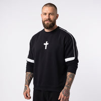 Homme portant le sweat Drum and Bass original noir, croix blanche sur la poitrine, studio