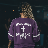 Femme DJ de dos en sweat violet Jesus Loves Drum and Bass en club